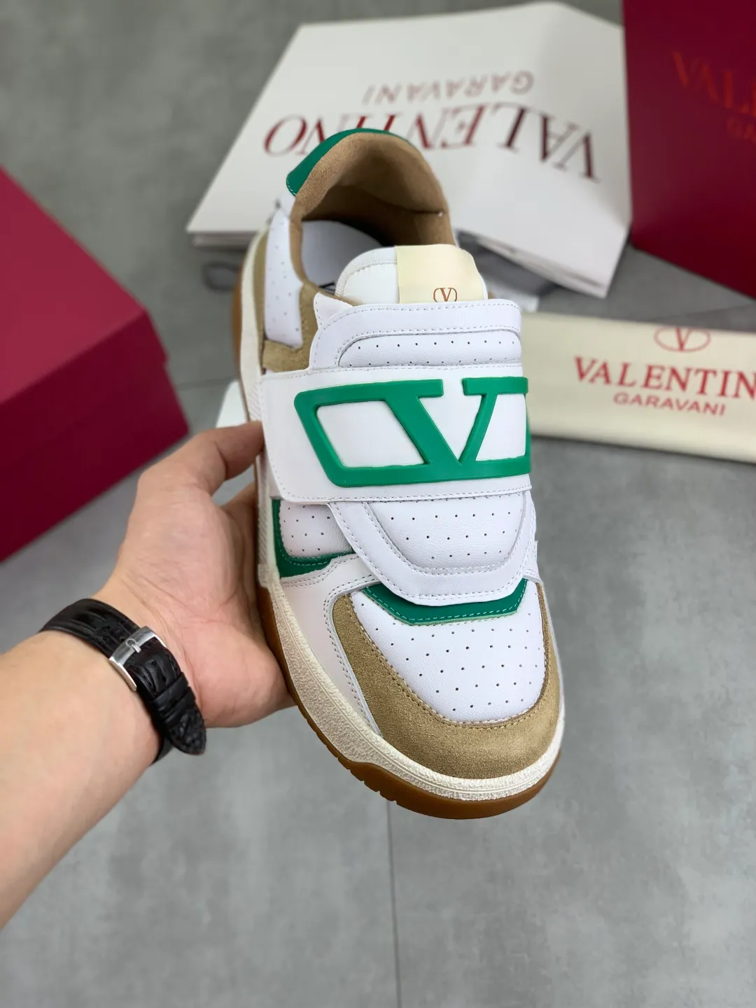 Men's men's shoes 💰P640 new style latest Valentino Valentino V family new casual young fashion trend sports shoes full of vitality, no age limit, very light and comfortable on the foot, packaging, original purchase and development, production, various color combinations are eye-catching, activate the charming sunny boy, the shoe design combines coolness with daily style, full of street feeling, multi-color options!   Fabric: original material splicing/first-layer cowhide Lining: imported cowhide/original logo sweat-absorbent and breathable foot pad Outsole: TPU foam lightweight material outsole Brand injection insole Code number: 38-46 Full set of packaging Color: 3️⃣ colors available